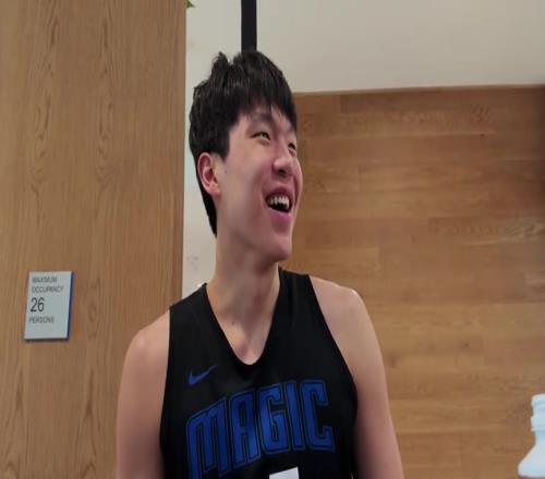 小杨闯美之英语进步神速!杨瀚森英语沟通顺畅适应能力满分