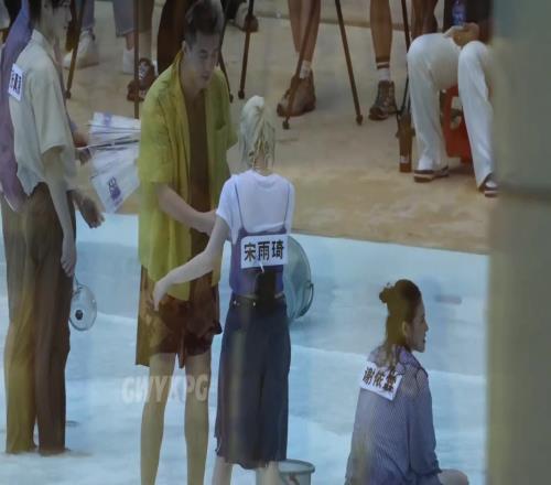 一点不手软!郭艾伦参加综艺一桶水直接浇到了女星宋雨琦头上