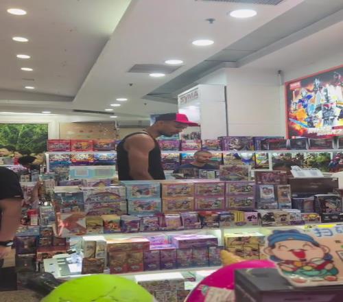 他還是個(gè)孩子啊！文班亞馬在北京商場挑奧特曼玩具