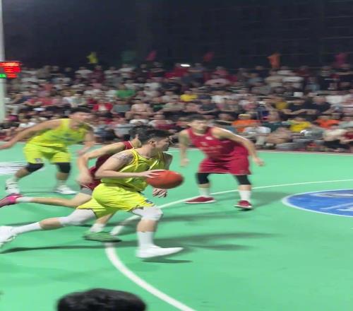 火爆！李青翔突破上籃不滿阻擋犯規動作引沖突