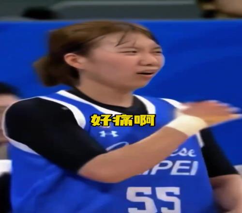 刘禹彤在场上对抗的瞬间
