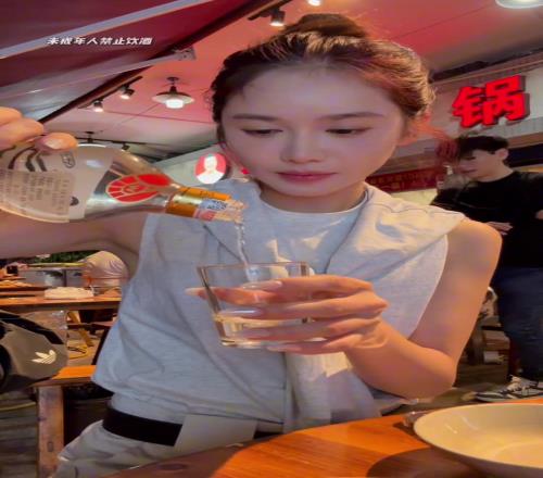 酒量可以啊!美娜晒视频:看看53岁女主持人下班后的快乐有多简单