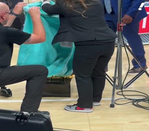 不好意思再坐趟飛機！NBA工作人員將總冠軍獎杯打包運往俄城