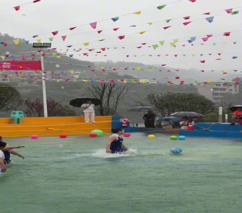 在貴州體驗過了雨球姑媽籃球這次來體驗一下水上籃球！
