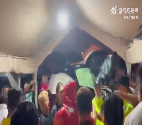 上海德比散场后落单的申花球迷遭到海港球迷围攻