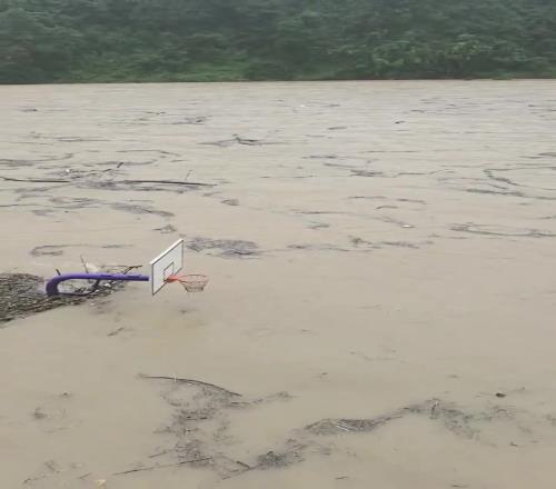 这场地只能是湖人和快船才能打比赛了吧