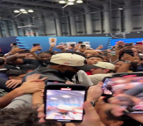 NBA流量担当!詹姆斯参加活动被球迷团团围住根本走不动