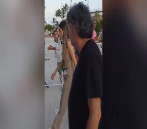 他是真的爱!路人拍到阿圭罗带着女友现场观看梅西生日赛