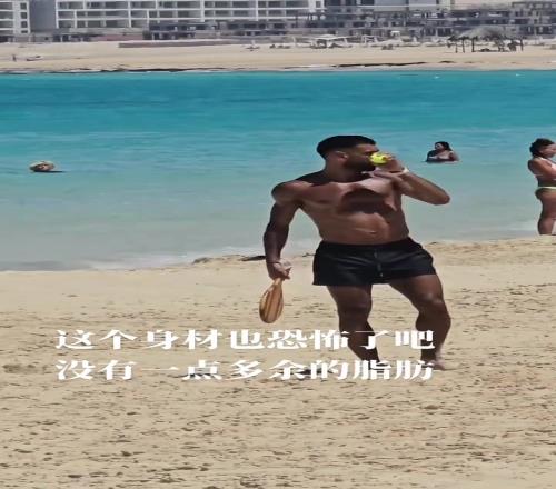 萨拉赫这魔鬼身材黝黑发亮,这不得迷死沙滩上的小姐姐们