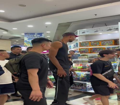 2米2的大男孩！文班亞馬中國行在商場買玩具