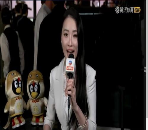 超姐在現場！前方美女記者孟超也在選秀大會現場采訪新秀