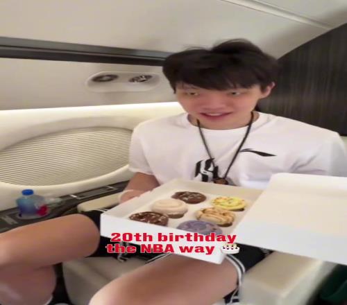 生日快乐!杨瀚森在去往波特兰飞机上开拓者官方为他庆生