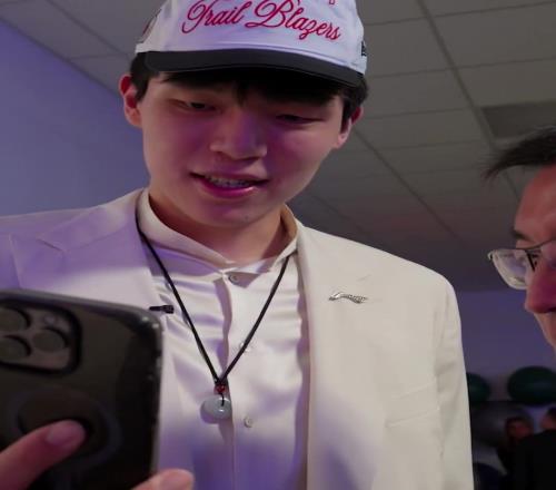 取得联系!杨瀚森和主帅比卢普斯视频通话:会好好训练的