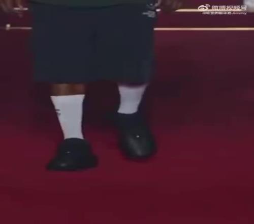 哈登走秀你们见过吗这个样子未免也太笨重了!