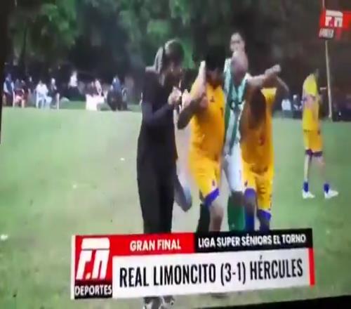 離譜！玻利維亞聯(lián)賽上兩名球員扛起老頭直接扔出場外了