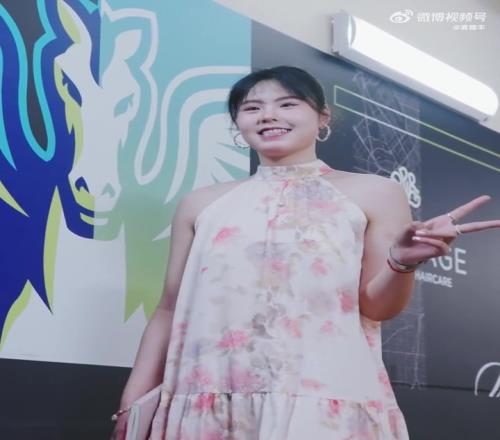 这一身好美“小宝”李月汝的衣品一如既往地好啊!!!