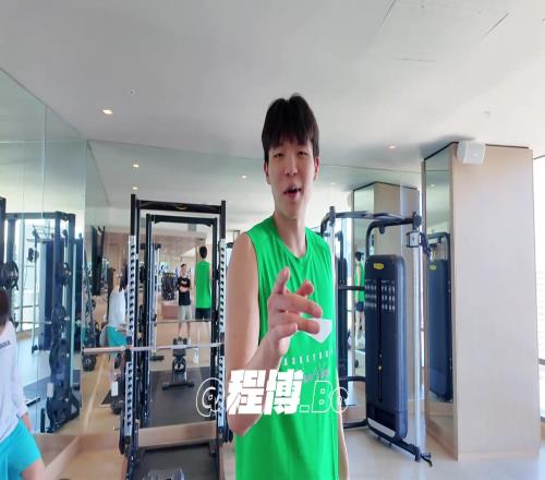 杨瀚森在健身房开始了体能训练!翻译因不知道王以太连忙道歉