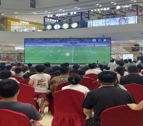 全民看足球!老百姓在商场看苏超