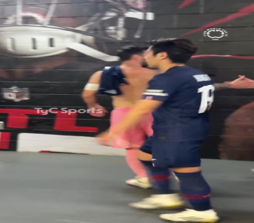 好哥倆兒啊！梅西和登貝萊搭肩走回更衣室