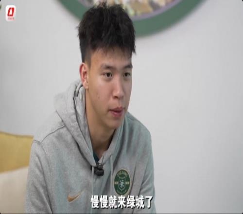 王鈺棟：小時(shí)候在深圳踢球五年級后去了上海，后面又去了臺州