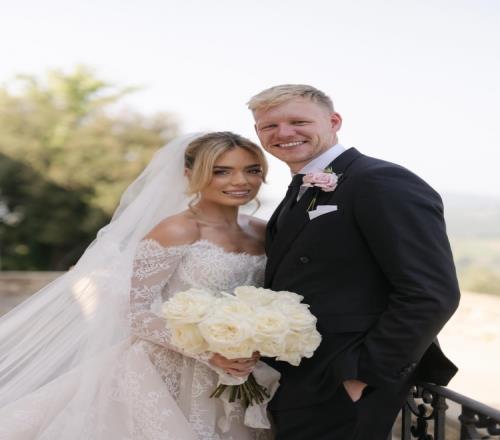 補拍呢拉姆斯代爾妻子曬婚紗照，兩人兩年前結(jié)婚&帶孩子一起拍