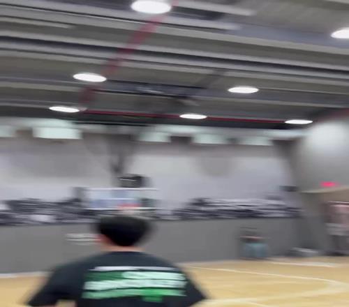 被问全身行头花多少钱詹姆斯：免费免费还是免费