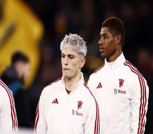 WOLVERHAMPTON, ENGLAND - FEBRUARY 01: Luke Shaw, Alejandro Garnacho and Marcus Rashford of Manchester United prepare for kick-off as they line up ahead of the Premier League match between Wolverhampton Wanderers and Manchester United at Molineux on February 01, 2024 in Wolverhampton, England. (Photo by Naomi Baker/Getty Images)