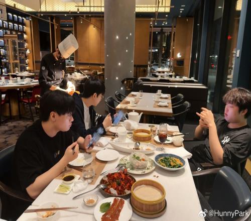 BLG翻译人员晒出选手赛后聚餐：在加拿大吃烤鸭，中辅两人宅酒店