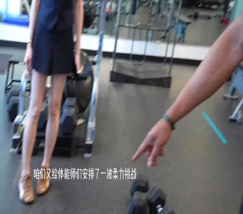 瀚森体能训练时，给体能师安排了一波柔韧性测试！