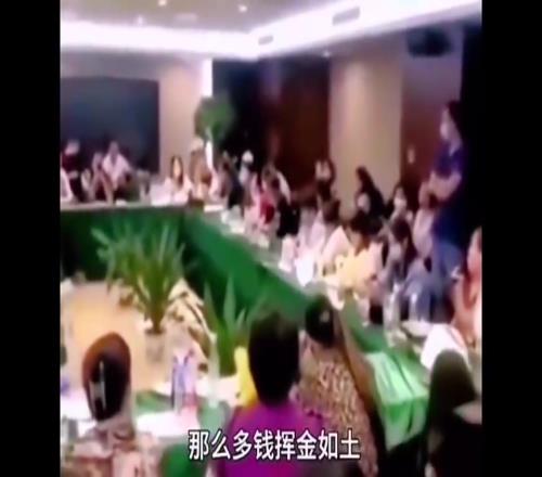 當年女債權(quán)人怒斥許家?。篊NM！那么多豪宅還玩了那么多女明星