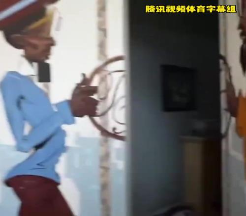 滿滿一屋子！馬刺老跑車托尼帕克直播展示生涯榮譽收藏間