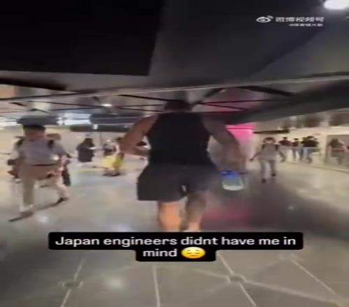 日本的天花板好像對海王不太友好，貓著腰才能過去