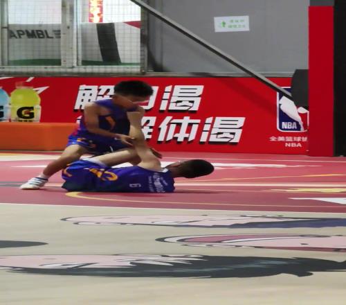 好家伙！這年齡段的籃球也這么鐵血了