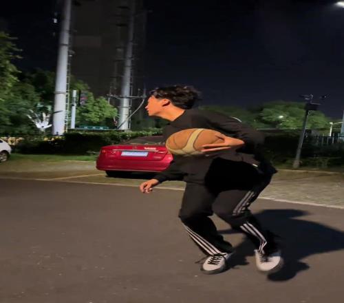 看來布魯斯的運球在我之上