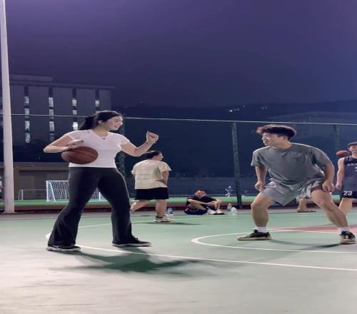 全網(wǎng)最不怕對(duì)抗的女球員，防守人都被撞虛了