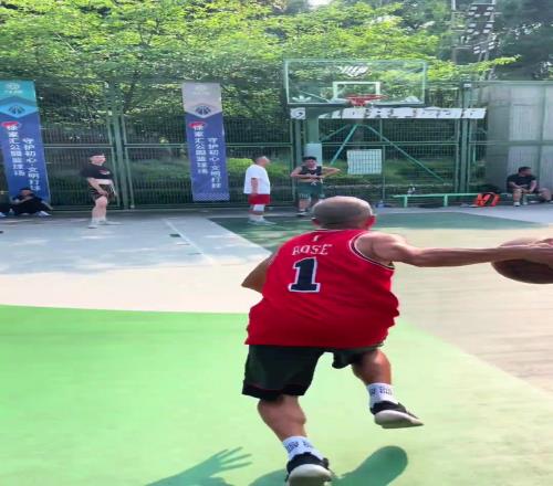 还得是你大爷!73岁大爷在徐家汇公园球场秀各种滞空拉杆上篮