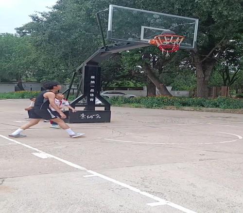 感覺大哥哥沒放水阿！小學生戴紅領巾穿校服1v1連續(xù)進球