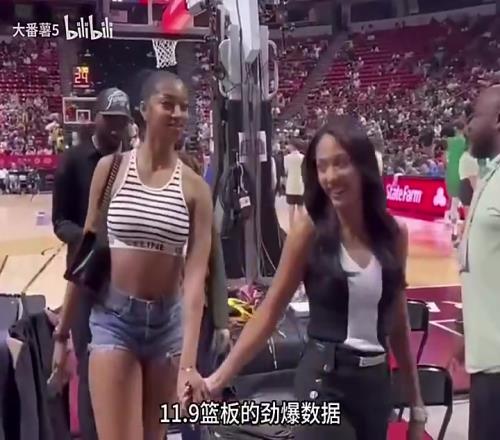 杜蘭特單身不是沒理由的！妹子坐在旁邊一起看球，KD居然全程低頭玩手機