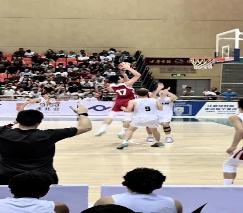 14歲214cm、中國小將趙博新！年輕就是好啊，上去就要隔扣！