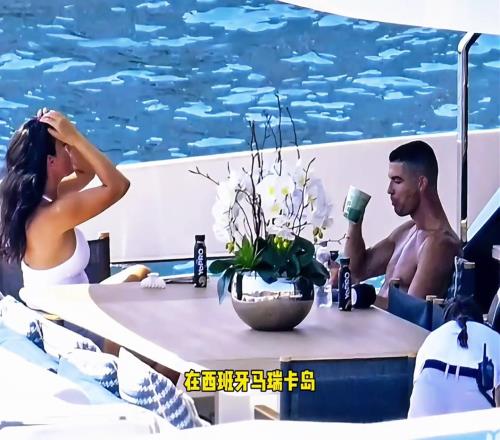 价值600万欧!C罗被拍到和乔治娜在马洛卡岛乘坐游艇度假