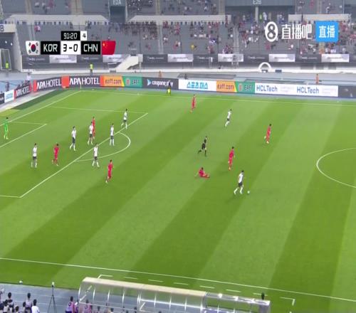 领先3球国足补时反击慢慢悠悠无人接应跑位,韦世豪单带被断无奈摊手