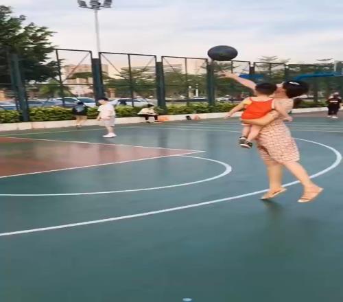 一手抱娃還能單手扔進三分！大姐之前經常打球吧