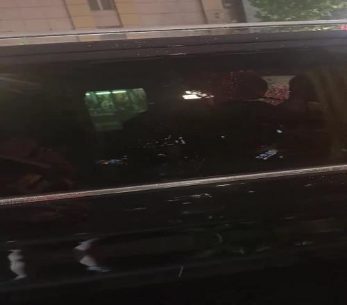 小小年纪已是很多中国孩子的偶像!亚马尔球迷偶遇乘车的亚马尔