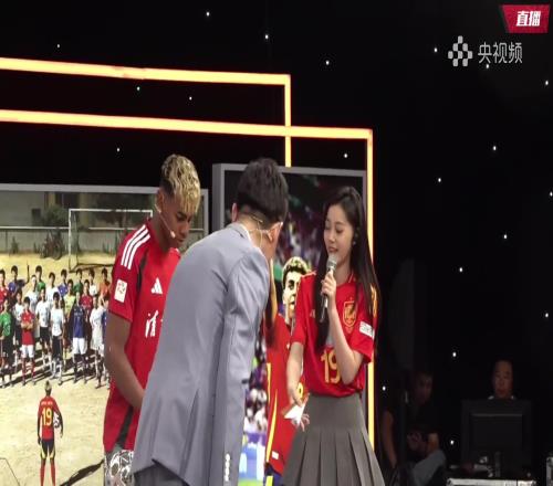 育儿节目央视有点尬!现场女球迷带着亚马尔一起念:小孩哥
