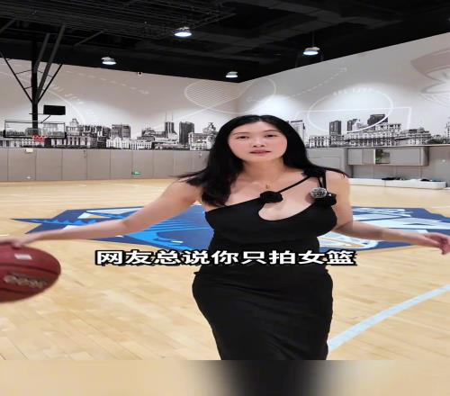 女网红给野球打广告,这身装扮是认真的吗