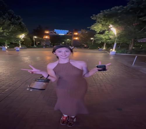 美啊!美女球员卓识一身棕色长裙穿搭:步点竟然跟歌卡上了哈哈