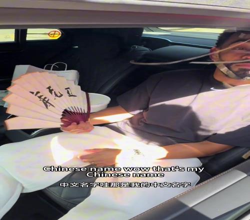 小姐姐：庫尼亞很喜歡來自中國的扇子