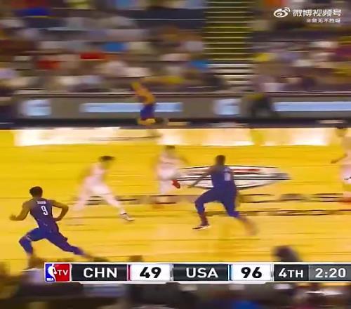 德罗赞面对中国男篮想上演360度转身暴扣,被贾诚拦下来