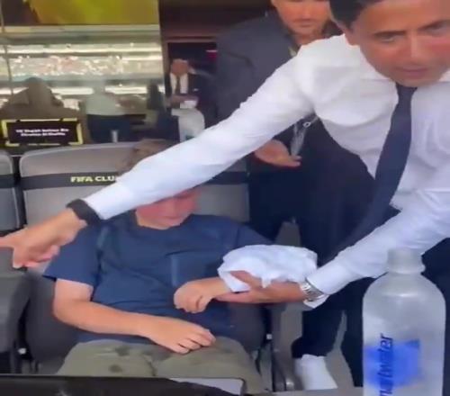 纳赛尔还会包扎皇马巴黎比赛期间小球迷受伤,纳赛尔简单治疗
