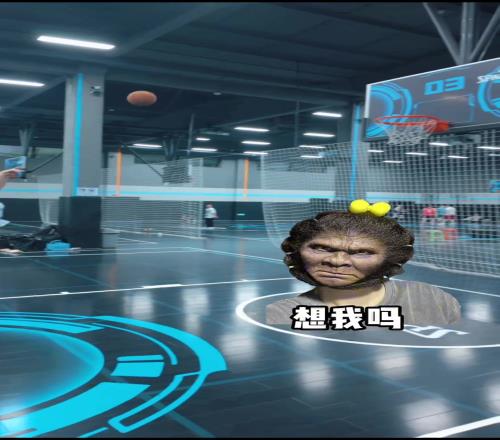 可惜年轻时候没走篮球路!一位路人2米高个小姐姐在野球场打球